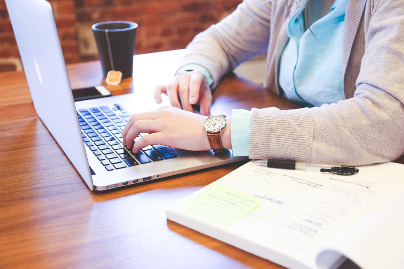 Bekerja keras di laptop